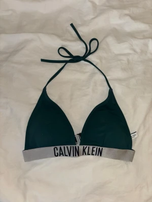 Calvin Klein bikinitopp  - Grön bikinitopp med tunnare vaddering från Calvin Klein💚 Storlek M