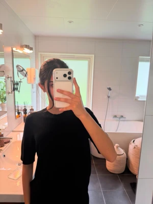 Stickad  basic t-shirt - En enkel stickad t-shirt med normal passform och korta ärmar. Perfekt till jeans eller shorts och funkar året runt. Tillverkad i mjukt material som känns skönt mot huden.