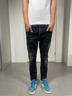 Dondup Jeans - Säljer nu dessa Dondup George Jeans med snygga slitningar i populär design, mått ca 42 o 97 cm. skriv för fler bilder/frågor🙌🏼 