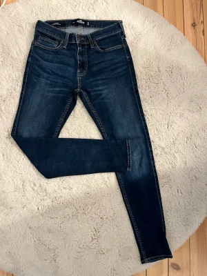 Mörkblå jeans från Hollister kille 29/30 - Snygga mörkblå killjeans från Hollister!