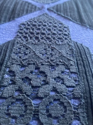 Spets blus - Supersnygg lilablå blus från Kookai med svarta spetsdetaljer och ribbade partier framtill. Blusen har rund halsringning och dekorativa mönster i spetsen som ger en unik look. Materialet är mjukt och stretchigt, perfekt för dig som gillar detaljer. PRIS KAN ALLTID DISKUTERAS🫶