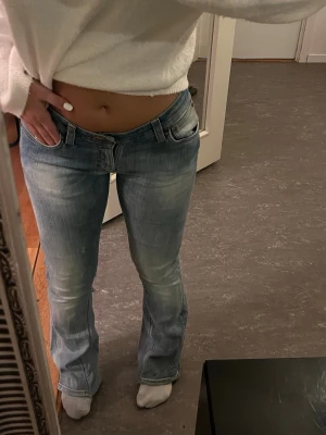 Nudie jeans  - Ljusblåa nudie jeans med en snygg tvätt. Priset är lite högre då nypris brukar ligga runt 2000kr. Jag har sytt från skinny till bootcut själv som ni ser på sista bilden. Jag är 156 cm och de är någon cm lång på mig 