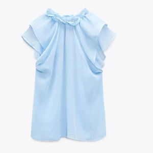 Ljusblå blus från Zara - Resell på denna jättesöta blå toppen från Zara🩵Köpt här på Plick men tyvärr aldrig använt. Varan är i stort sett nyskick och slutsåld på Zaras hemsida!