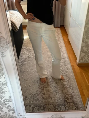 Vita kostymbyxor från Bik Bok - Säljer ett par stilrena vita kostymbyxor från Bik Bok i storlek 36. Byxorna har raka ben och klassisk passform, perfekta till kavaj eller skjorta. Materialet känns mjukt och har en snygg finish. Supersnygga till både sneakers och klackar! Använt ca 1-2 gånger