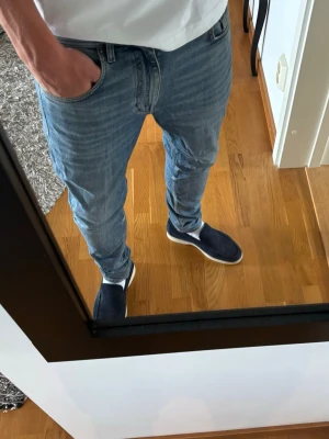 Ljusblå slim fit jeans Tommy Hilfiger - Säljer ett par ljusblå slim fit jeans från Tommy Hilfiger. Klassisk femficksmodell med snygga detaljer och läderpatch bak i midjan. Jeansen har en modern passform och är tillverkade i mjukt denimtyg som sitter skönt hela dagen.