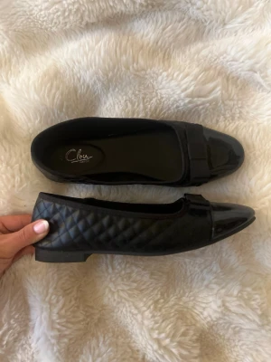 Svarta ballerinaskor med rosett - Snygga svarta ballerinaskor från din sko/ skopunten om jag kommer ihåg rätt. Använt ca 2 ggr, storlek 39🤩