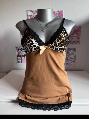Vintage Leopardmönstrad brun linnetopp med spets - Storlek M. Postar inte med bring