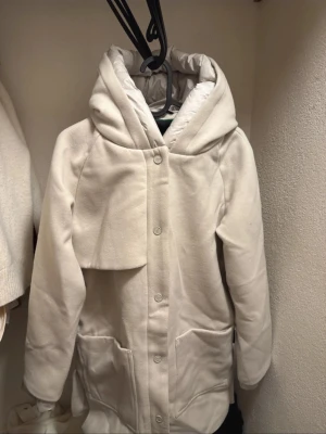 Vinterjacka/vinterkappa  - Navahoo vinterjacka  FLAUSCHWUNDER - vinterkappa / - rock - light grey melange  Vattentät & vindtät  Innefickor Storlek: S  Orginalpris: 1 454kr  Artikelnummer hos Zalando: NAP21U03X-C11  Använd 1 gång. Finns även dragkedja man kan sätta på innanför knapparna.