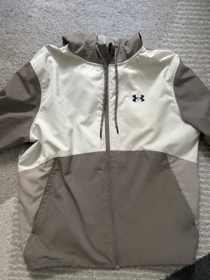 Under Armour windbreaker  - Använd ett fåtal gånger och är i fin form. 