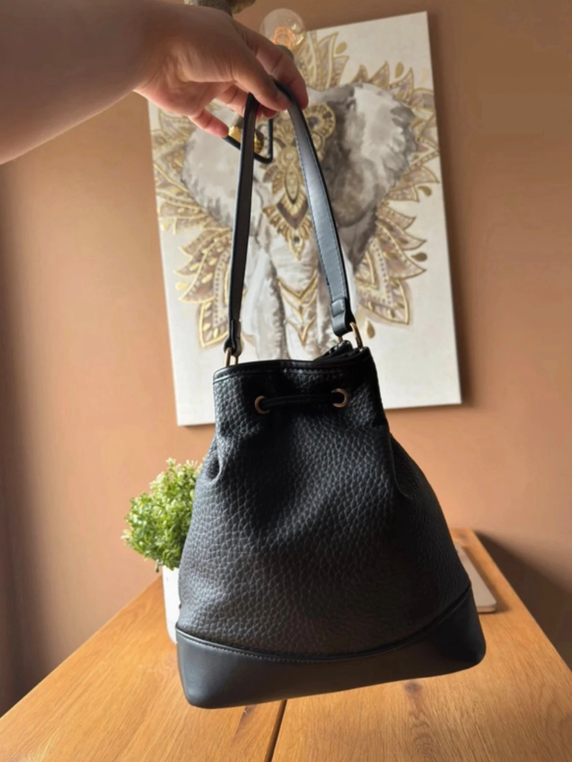 Svart bucket bag i skinnimitation - 1