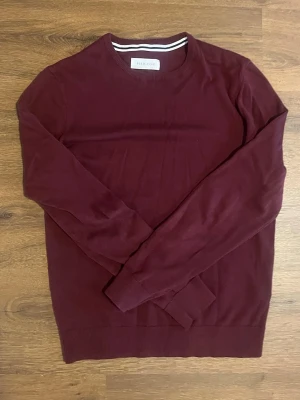 Röd tunn sweatshirt Aldrig använd  - Säljer denna tunnt stickade tröjan som jag aldrig använt då den varit lite för liten. Tröjan har slim passform och är riktigt snygg till layering. Hör gjärna av dig vid frågor!