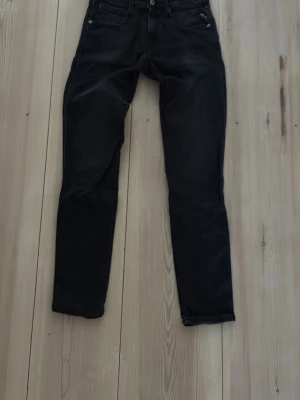 Replay jeans - Säljer ett par svarta slim fit jeans med klassisk femficksdesign och knappgylf.  Materialet är bomull med lite stretch för extra komfort.        W29 L32