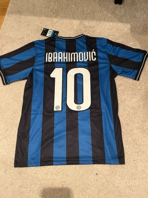 Inter Milan tröja Ibrahimović #10 - Säljer denna skitt snygga Inter Milan tröjan som har Ibrahimović #10 på ryggen.