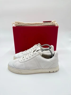 Valentino sneakers  - Hej säljer nu dessa fina valentino open skor  Skick enligt bilder  Postar snabbt och smidigt   Hör av er vid frågor eller funderingar 