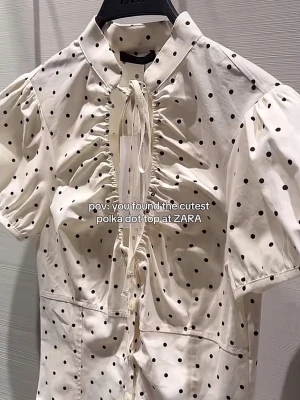 Prickig topp zara - Prickig topp från Zara med knytning🤍
