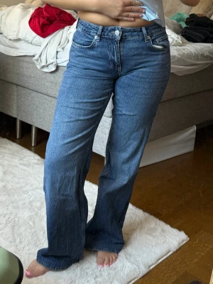 Blå raka jeans med låg midja - Säljer dessa blåa jeans från NAKD, använd en del men är i bra skick. Är i strl 32 men passar mig som vanligtvis har 34-36