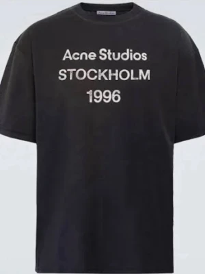 Svart Acne Studios t-shirt - Säljer en svart t-shirt från Acne Studios med vit text framtill där det står 'Acne Studios STOCKHOLM 1996'. Klassisk passform och rund hals. Perfekt för dig som gillar stilrena och trendiga plagg.