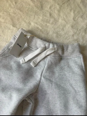 ‼️SÖKER‼️ - Söker ett par Russemerch byxor i storlek XXS leg long. I grå! Kan byta mot dessa helt nya i storlek XXS