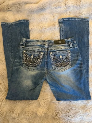 Miss me jeans med detaljerade bakfickor - Sjukt vackra miss me jeans som tyvärr inte passar längre. Perfekt längd på mig som är 168cm. Saknar vissa stenar på bakfickorna men ingenting som man lägger märke till. Skriv gärna om du har frågor💕🙏🏻