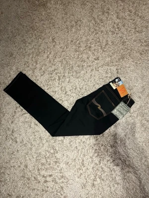 Vintage nudie jeans 2004 slim straight even steven archive nya - Vintage nudie jeans från 2004 helt nya med lappar på, nästan omöjligt att hitta och förmodligen äldre än dig. Modell even steven vilket motsvarar en slim straight passform. Storlek 34/33 på lappen men mer som 32-33/33. Riktig unik tvätt i mjukt material. Postas antigen samma dag som köp eller dagen därpå🙌💯