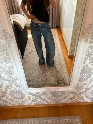 Blå raka jeans med låg midja - Säljer ett par klassiska blå jeans med rak passform och låg midja. Använda ca 1 gång och sitter jättesnyggt och är väldigt sköna! 