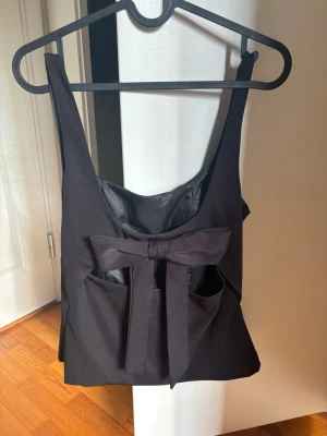 Svart linnetopp med rosett Zara - Svart topp med rosett i ryggen från Zara, säljer då jag inte använder den. Lånade bilder från den tidigare säljaren!!💞 Pris kan diskuteras