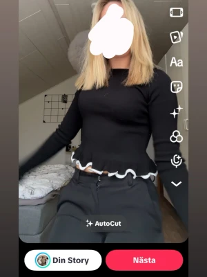 Svart långärmad topp med volangkant - Säljer en svart långärmad topp med vit volangkant vid ärmslut och nederkant. Passar mig som har både storlek Xs och S men den är mindre i storlek men lite längre i ärmarna. Använd minst 5 gånger och köpt i september förra året