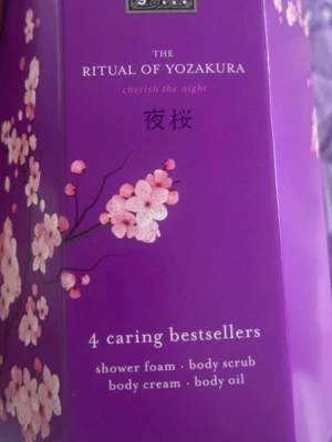 The Ritual of Yozakura presentbox - Helt oanvänd o oöppnad Presentbox med fyra bästsäljande produkter från The Ritual of Yozakura: shower foam, body scrub, body cream och body oil. Lila förpackning med blommigt mönster och elegant design. Perfekt för dig som vill unna dig lite extra lyx i vardagen. 50 ml