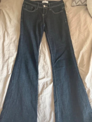 Ultra low flare jeans - Tråden har gått av lite