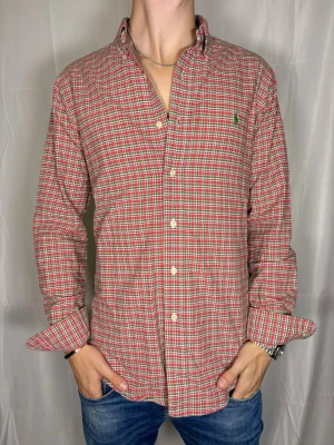 Ralph Lauren Skjorta - En snygg skjorta inför hösten. Modellen är 180cm, 64kg