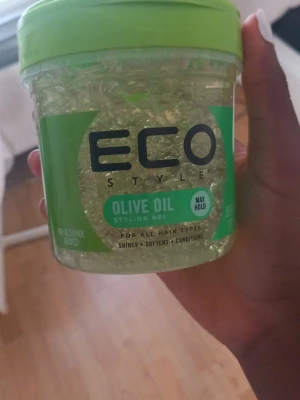 Eco Style Olive Oil Styling Gel - Eco Style Olive Oil Styling Gel med max hold är en genomskinlig hårgel i en rund plastburk med grön lock. Passar alla hårtyper och innehåller olivolja som ger glans, mjukhet och vård till håret. Alkoholfri formula som är lätt att applicera. Är använd.