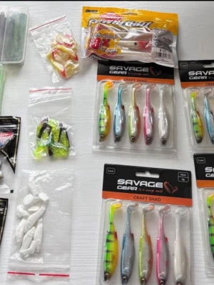Stort paket mjukbeten till fiske - Säljer ett paket med olika mjukbeten för fiske, bland annat Savage Gear Craft Shad i flera färger som grön, blå, rosa och vit. Betena är i plast och finns både i förpackning och lösa i påsar. Perfekt för dig som gillar att fiska rovfisk.