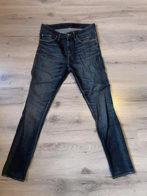 Tiger of Sweden slim fit jeans - Tja, säljer dessa riktigt feta tiger of Sweden jeansen i modell pistolero, vilket är slim fit. De är i riktigt fint skick, storlek w29 - l32. Nypris ca 1599, mitt pris: 349, pris ej hugget i sten skriv för minsta fundering!
