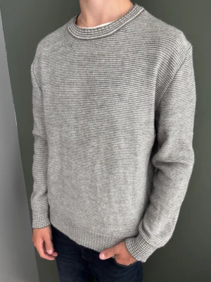 Hugo Boss stickad tröja - En riktigt fet Hugo Boss tröja till bra pris! Nypris - ca 1600kr                                              Storlek - M men passar S                                      Mått - A: 38 B: 41.5 C: 41 D: 60 (cm)                  (Tröjan är väldigt stretchig och töjbar)            Priser kan diskuteras vid snabb affär, skickas samma dag eller dagen efter!🚚💸