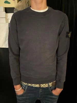 Mörkblå sweatshirt från Stone Island - Säljer en ÄKTA mörkblå sweatshirt från Stone Island i storlek S. Tröjan har den ikoniska Stone Island-loggan på vänster ärm. Nypris är ca 3000 kr.