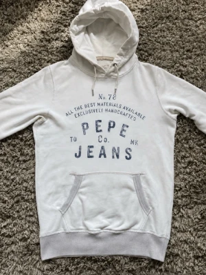 Pepe jeans hoodie - Säljer denna unika pepe jeans hoodien i mycket fint skick!👏 Strl : M passar M /// Nypris = 1999kr!🙌Hör gärna av er om ni har funderingar!🤝