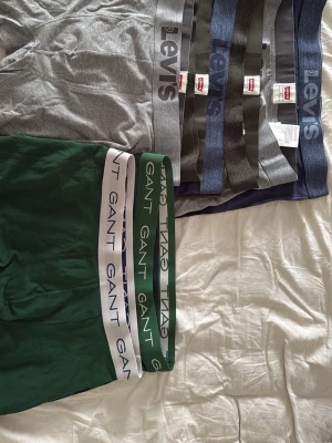 6-pack kalsonger från Levi's (storlek S) & 2 par Gant (storlek M) - Säljer ett 6-pack kalsonger i olika färger från Levi's i storlek S!! och Gant i storlek M!!!. 