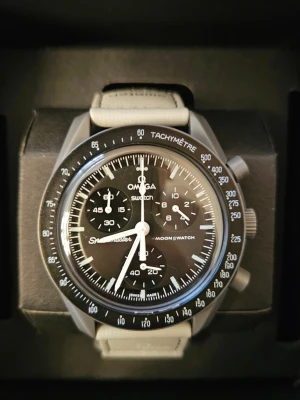 Omega x Swatch MoonSwatch Mercury - Säljer en Omega x Swatch Speedmaster MoonSwatch Mission to Mercury. Papper/böckerna är borta men låda och klocka finns hör av dig vid frågor/fler bilder säljs billigare än vanligt eftersom glas har få repor och papper finns ej