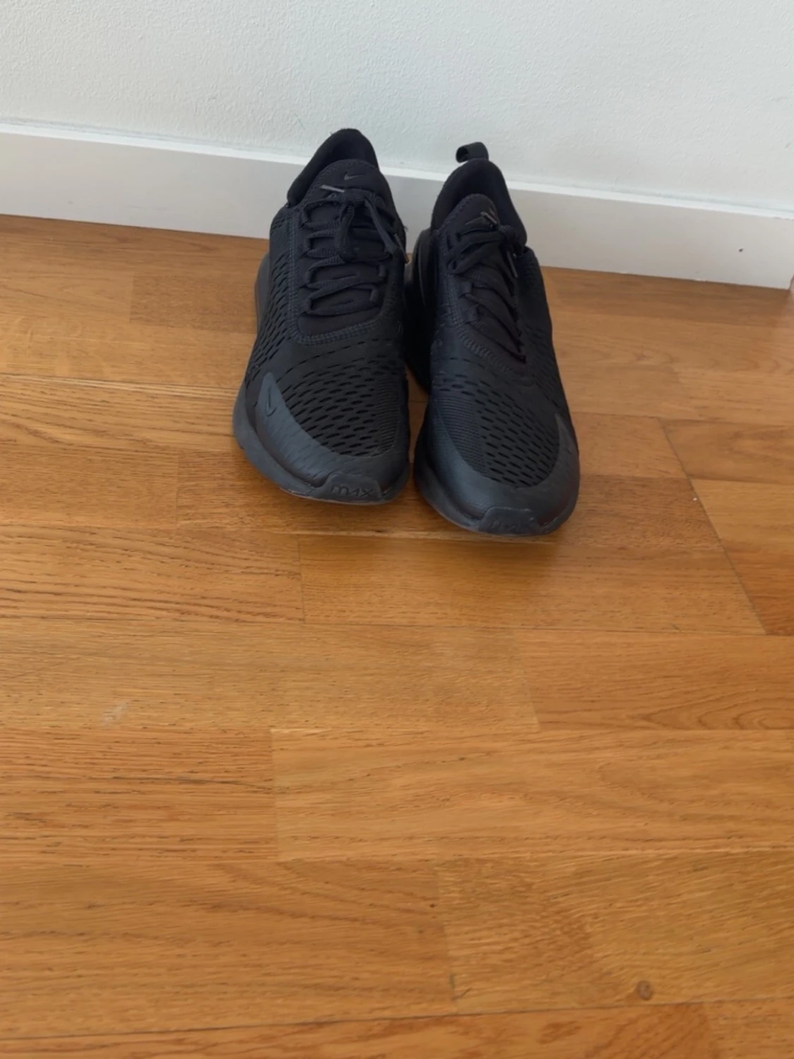 Helvita svarta sneakers med meshdetaljer