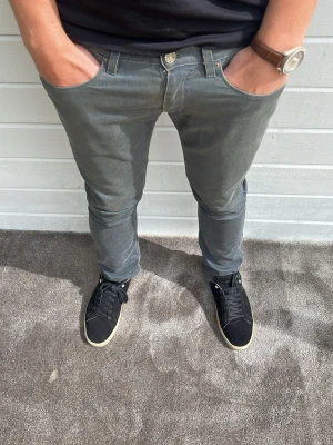 Acne Studios grå - Tja! Acne Studios jeans med vintage look. Modellen på bilden är 191cm och väger 78kg. 100% bomull, bra skick utan defekter, diskreta detaljer. Passformen heter Max Darko som är en slim passform och har storleken 30/32. Hör av dig vid intresse 🙌