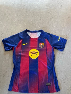 FC Barcelona matchtröja blå/röd - Säljer en officiell FC Barcelona storlek S använd cirka 4 gånger