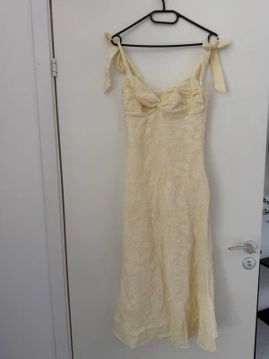 Adoore klänning - Adoore ljusgul klänning, använd en gång på midsommar! En liten liten fläck på magen som knappt syns (se bild), kan gå bort i tvätten. 