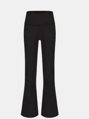 Svarta bootcut leggings - Snygga svarta leggings med bootcut-modell. Tillverkade i stretchigt material som formar sig efter kroppen. Helt nya med prislapp kvar. Nypris: 349kr. Har även ett par i S som ni kan se i en annan annons!