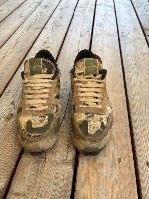Valentino rockrunner skor  - Okej skick om man limmar där framme där sulan släppt lite så är dom i väldigt bra skick. Man märker inte av de när man går. Äkta 