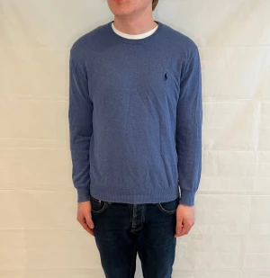 Polo Ralph Lauren Slim Fit Prima Cotton Sweater - Marinblå stickad tröja i bomull, slim fit, begagnad i mycket gott skick.
