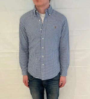 Polo Ralph Lauren Slim Fit Checkad Skjorta - Begagnad Ralph Lauren-skjorta i slim fit med rutmönster i bomull.