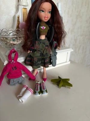 Bratz Back To School Phoebe - Hon är i väldigt bra skick, medföljer outfit och borste. Allt är orginal och hon är svår att få tag på! Perfekt för samlaren etc