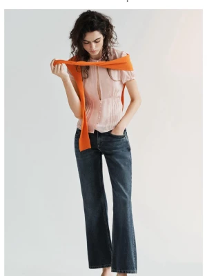 Ljusrosa blus med puffärm - Söt ljusrosa blus med korta puffärmar och knappar framtill. Blusen har en feminin passform och ett litet sprund vid halsen. Perfekt att styla med jeans eller kjol för en trendig look.