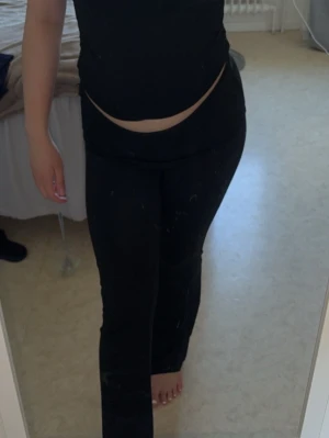 Utsvängda byxor  - Säljer ett par svarta leggings som är utsvängda och som man kan vika ner. 