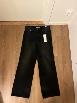Svarta Gina tricot jeans - Lite för tajta för mig. Tappa bort kvittot så jag får sälja den. Inte fast pris!💕💕